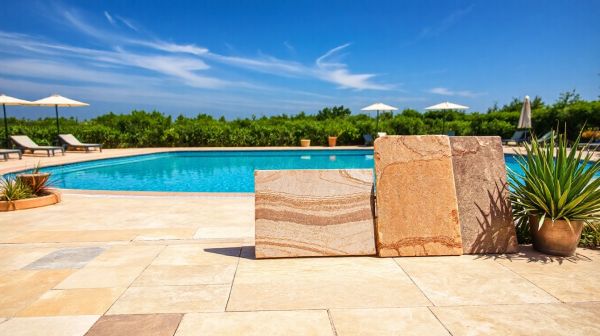 Découvrez les atouts des dalles en pierre reconstituée pour piscine