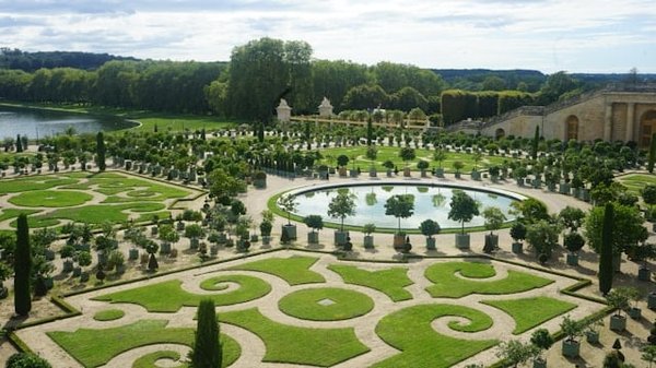 Quelle est l'histoire derrière la création des jardins à la française, comme ceux de Versailles ?